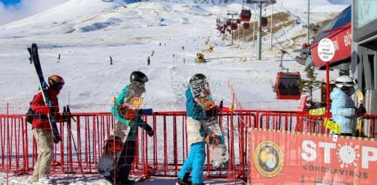 Erciyes Kayak Merkezi'nde yeni yıl öncesi turist yoğunluğu