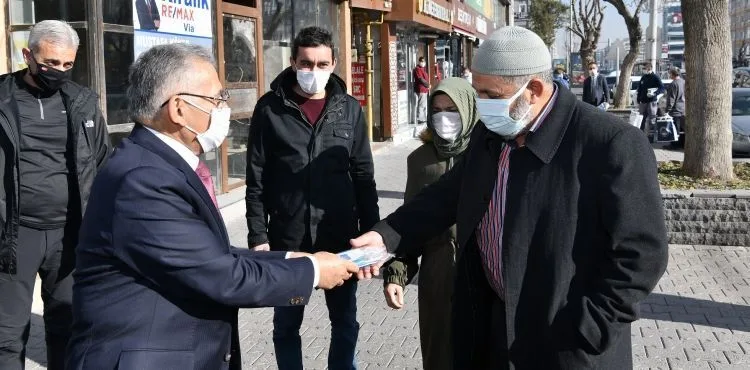 BÜYÜKŞEHİR, YILIN SON GÜNÜNDE 15 BİN ADET MASKE DAĞITTI