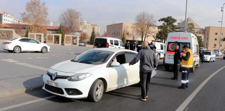 Kısıtlamada karantinayı ihlal eden sürücüye para cezası
