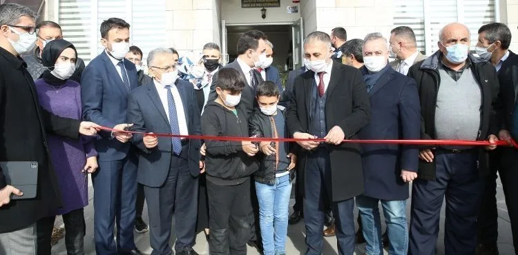 BÜYÜKKILIÇ, SIFIR VAKAYA DÜŞEN SARIZ’DA KÜTÜPHANE AÇTI, MUHTARLARA SESLENDİ