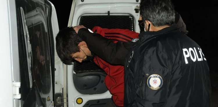 Uyuşturucu satıcıları saklandıkları duvar dibinde yakalandı