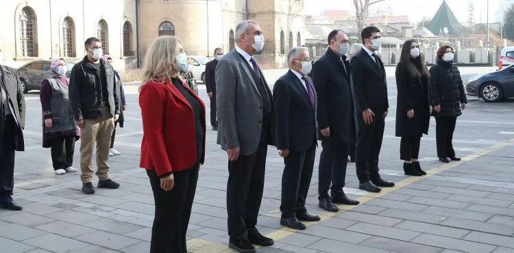 BAŞKAN BÜYÜKKILIÇ, KAYSERİ LİSESİ’NDE BAYRAK TÖRENİNE KATILIP, İSTİKLAL MARŞI OKUDU