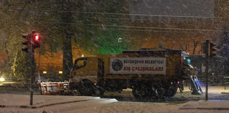 BÜYÜKŞEHİR, 16 İLÇEDE GECE BOYU KARLA MÜCADELE ETTİ