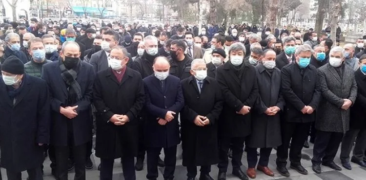 GÜLSOY'UN CENAZESiNDE SOSYAL MESAFE KURALI HİÇE SAYILDI