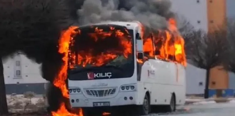 Kayseri'de boş işçi servisi yandı