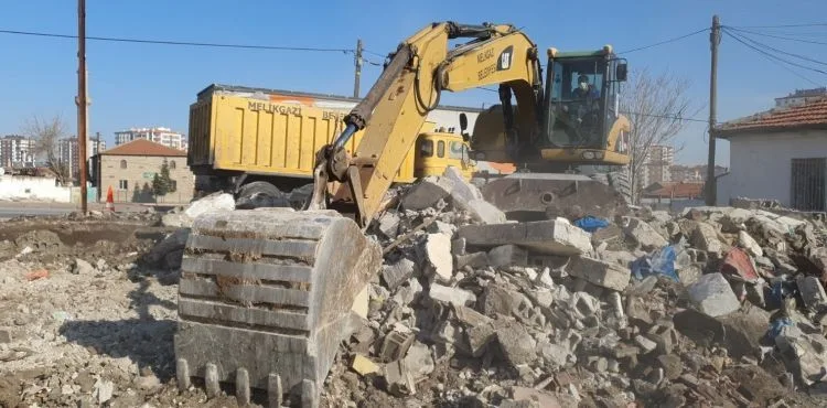 MELİKGAZİ'DE METRUK BİNA YIKIMLARI DEVAM EDİYOR