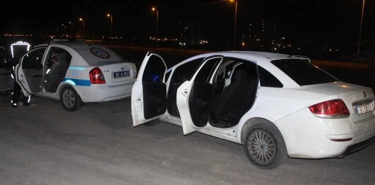 Kayseri'de 2 kişinin içinde bulunduğu otomobil, polis aracına çarptı