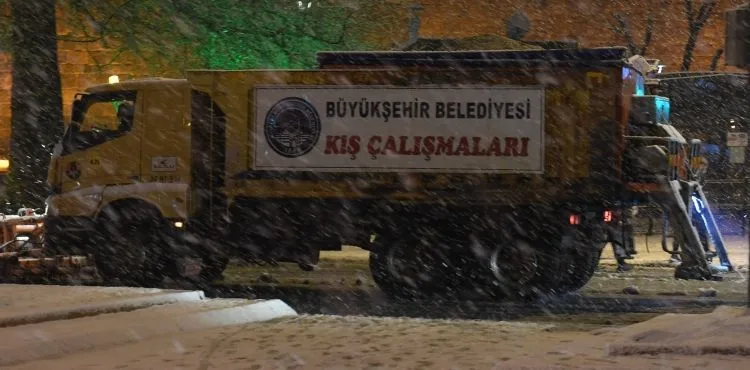 BÜYÜKŞEHİR, KAPANAN 104 MAHALLE YOLUNU ULAŞIMA AÇTI