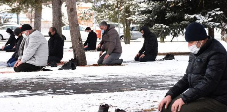 Sivas'ta, kar üzerinde cuma namazı