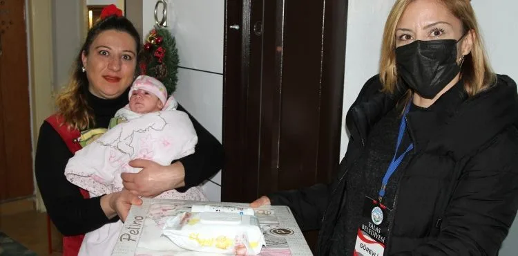 TALAS’TAN BEBEK SAHİBİ OLAN AİLELERE “HOŞGELDİN” PAKETİ