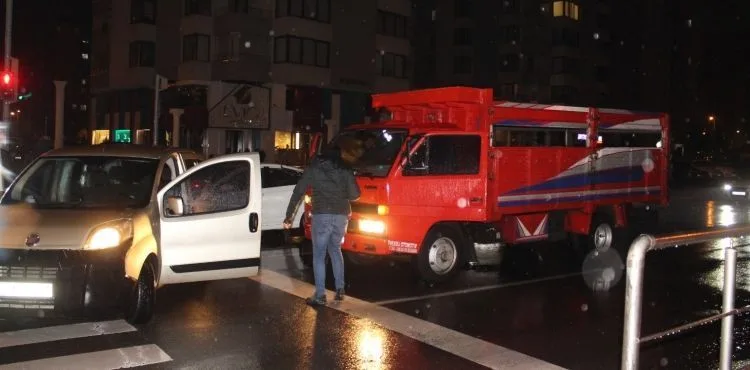 Polisin 'dur' ihtarına uymayan kamyonetteki 3 kişi, kovalamacayla yakalandı