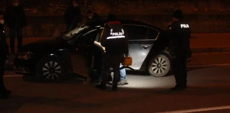 Polisin 'dur' ihtarına uymayan sürücü elindeki tabanca ile kazara kendini yaraladı