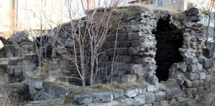 Kayseri'de tarihi medrese harabeye döndü