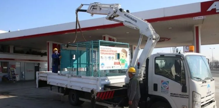 AKARYAKIT İSTASYONLARINDA SIFIR ATIĞA MELİKGAZİ'DEN DESTEK