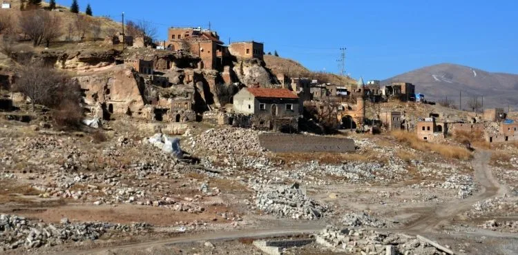 Kayseri'de baraj suyu çekilince mezarlık ve eski yapılar ortaya çıktı