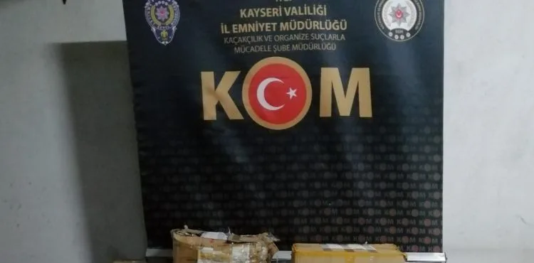 Kayseri'de 900 bin TL değerinde cep telefonu aksesuarı ele geçirildi