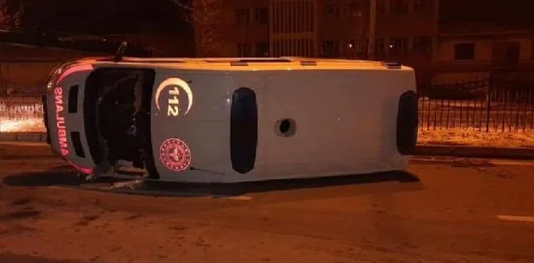 Kırşehir'de ambulans devrildi: 3 yaralı