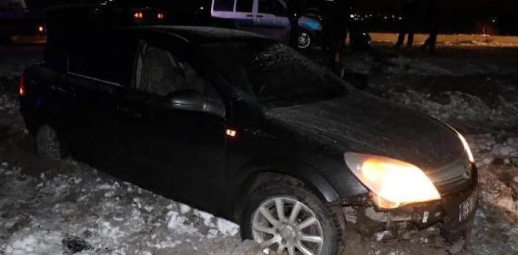 'Dur' ihtarına uymayıp, 40 kilometre kaçan otomobilin sürücüsü tarlaya uçtu