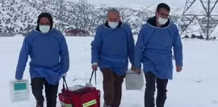 Sağlık çalışanları, karda 2 kilometre yürüyerek yaşlı kadının aşısını yaptı