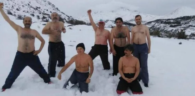 Kar Kaplanları, kar banyosu yaptı