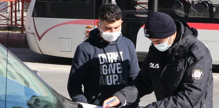 Kayseri’de sokağa çıkma kısıtlamasını ihlal eden 4 gence 12 bin 600 TL ceza