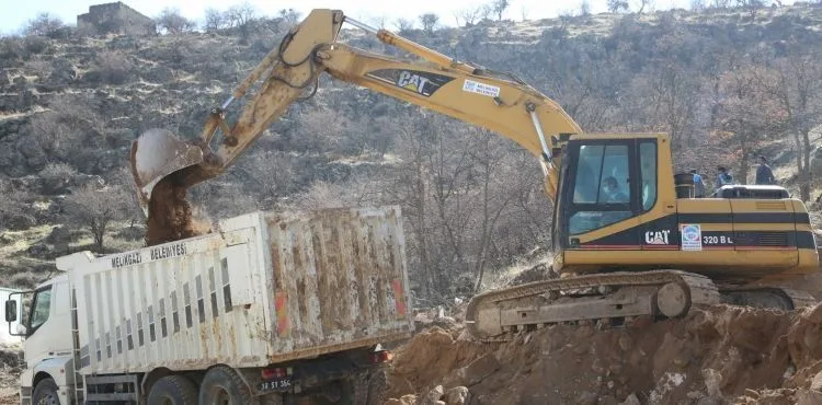 MELİKGAZİ'DE YOL AÇMA ÇALIŞMALARINA HIZ KESMEDEN DEVAM