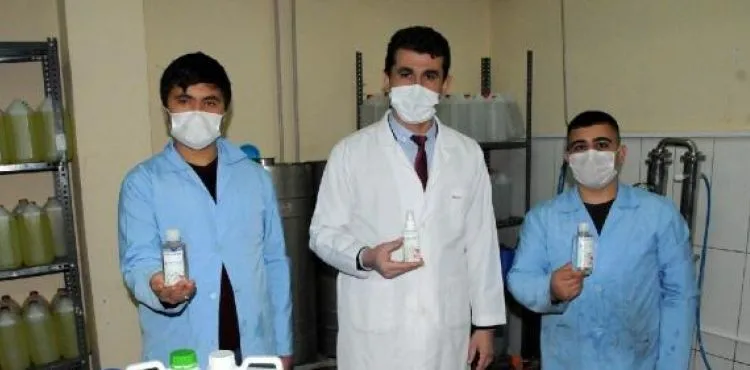 Kayseri'de kimya öğretmeni, bitkisel dezenfektan üretti