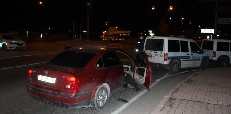 Polisin 'dur' ihtarına uymayan otomobildeki 2 kişi, kovalamacayla yakalandı
