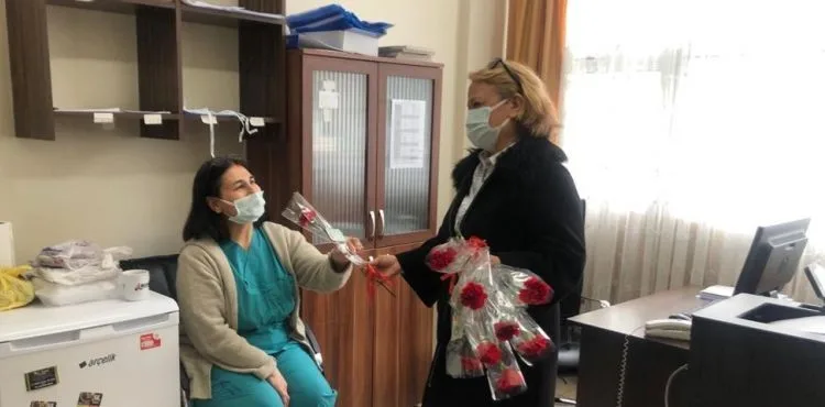 BAŞKAN BÜYÜKKILIÇ’TAN KADINLARA KARANFİL