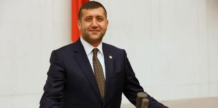 BAKİ ERSOY’DAN PINARBAŞI’NA FUTBOL SAHASI TALEBİ