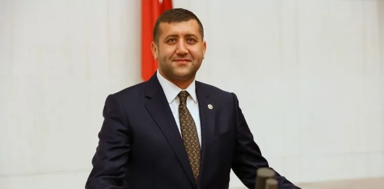 BAKİ ERSOY’DAN PINARBAŞI’NA FUTBOL SAHASI TALEBİ