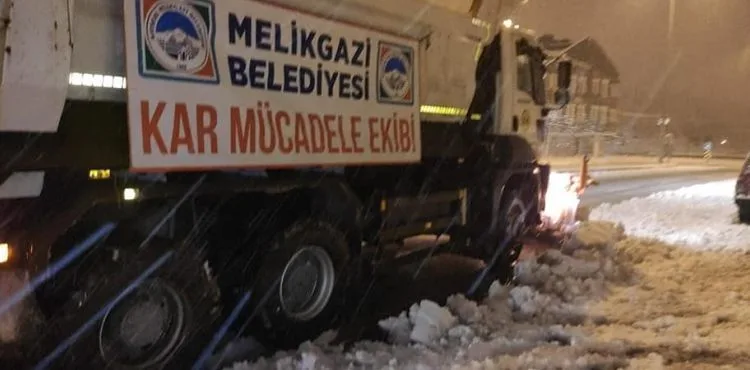 MELİKGAZİ BELEDİYESİ’NDEN KARLA MÜCADELE MESAİSİ