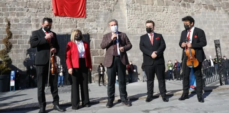 MELİKGAZİ’DE 100. YIL ANISINA İSTİKLAL RUHU TARİHİ KALE’DEN YANKILANDI