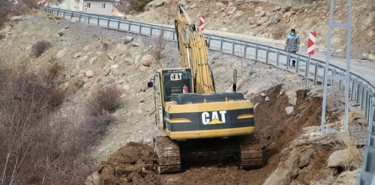 MELİKGAZİ YOL GENİŞLETME ÇALIŞMALARINI SÜRDÜRÜYOR