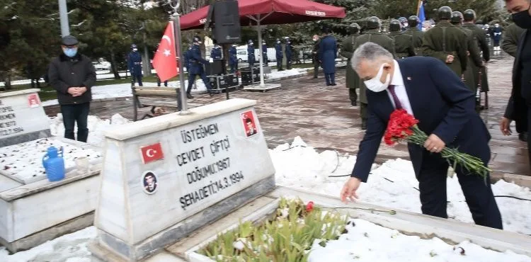 BAŞKAN BÜYÜKKILIÇ’TAN ŞEHİTLERE DUA VE KARANFİL