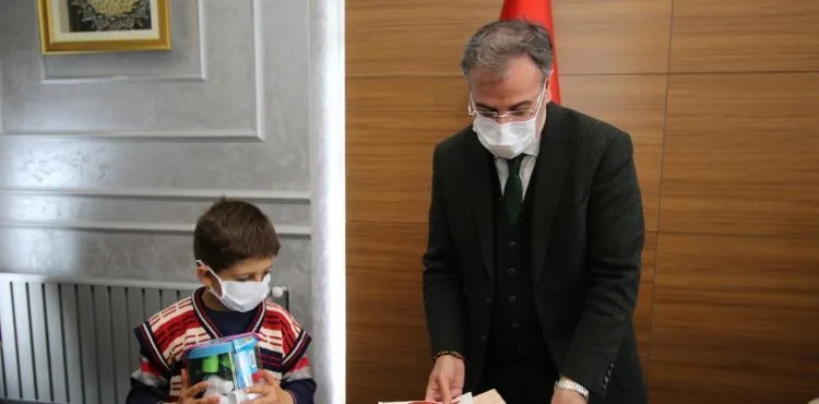 İLKOKUL İKİNCİ SINIF ÖĞRENCİSİ BİLAL AKAR’DAN BAŞKAN ÖZDOĞAN’A ANLAMLI ZİYARET