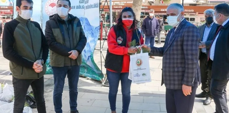BAŞKAN ÖZTÜRK NEVRUZU KUTLADI, HALKA FİDAN DAĞITTI