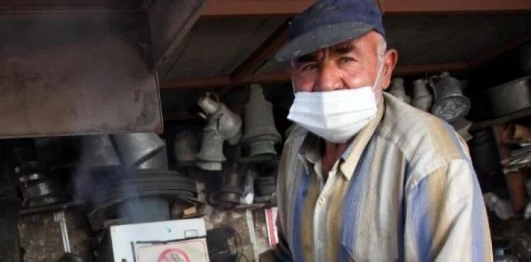 Kayseri'de kalaycı ustası, baba mesleğini yaşatmaya çalışıyor