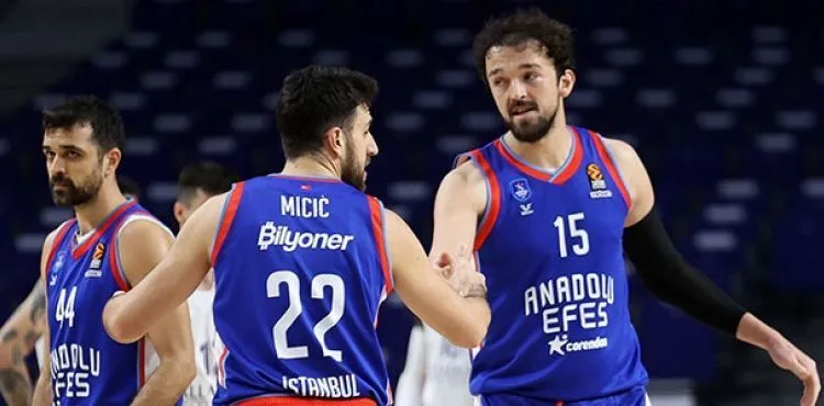 Anadolu Efes, Euroleague’de Play-Off’lara katılmayı garantiledi