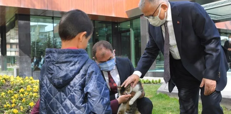 BAŞKAN BÜYÜKKILIÇ’TAN OTİZMLİ AYŞE NİSA’YA “KEDİ” SÜRPRİZİ