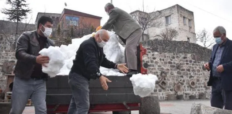 400 yıllık kuyular yazın buz gibi su için karla dolduruldu