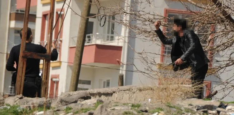 Eşini darp edip, boğazına bıçak dayayan genci polis ikna etti