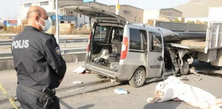 Kayseri'de, demir yüklü kamyonete çarpan hafif ticari araçtaki 2 kişi öldü