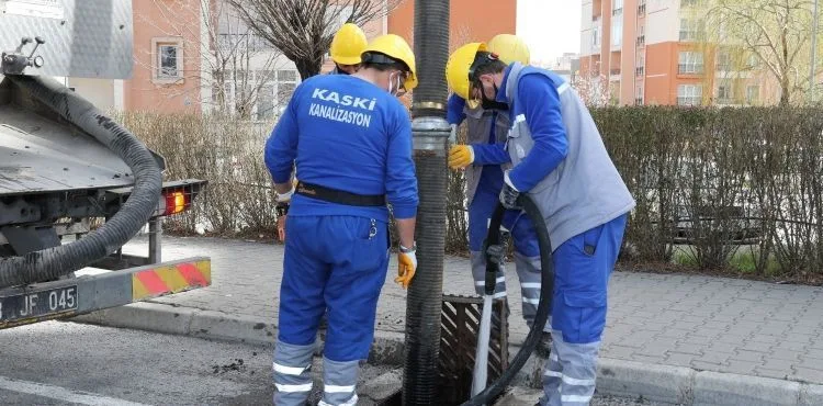 KASKİ IZGARALARDA TEMİZLİK ÇALIŞMASI YAPIYOR