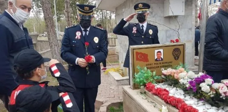 Şehit polisin mezarına iki oğlundan ziyaret