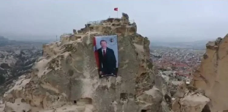 Uçhisar Kalesine Cumhurbaşkanı Erdoğan'ın fotoğrafı asıldı