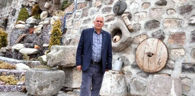Topladığı eski taşlarla evinin bahçesini müzeye çevirdi