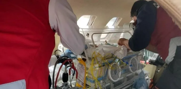 Kalp hastası iki bebek, ambulans uçakla sevk edildi