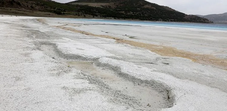 Suyu 30 metre çekilen Salda Gölü’nün çamur çukurları kapanıyor