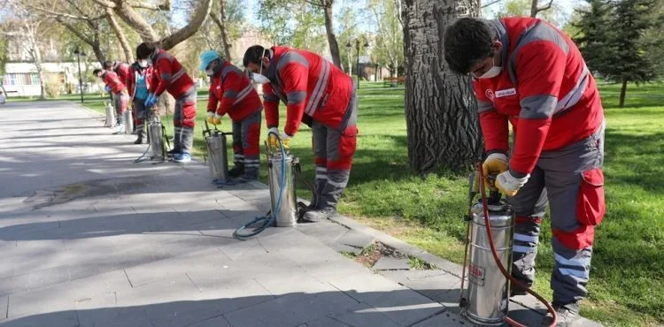 KOCASİNAN BELEDİYESİ, SOKAĞA ÇIKMA KISITLAMASINDA PARKLARI İLAÇLADI